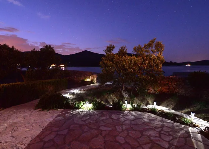 Vikendica Secluded Fisherman's Cove Zizanj, Pasman - 23925